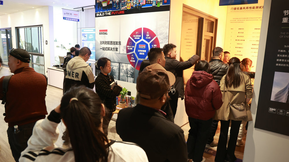 ▲其邦门窗运营总监贺占锋先生带领学员们在展厅实地学习产品知识