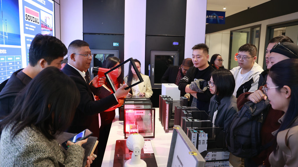 ▲其邦门窗运营总监贺占锋先生带领学员们在展厅实地学习产品知识