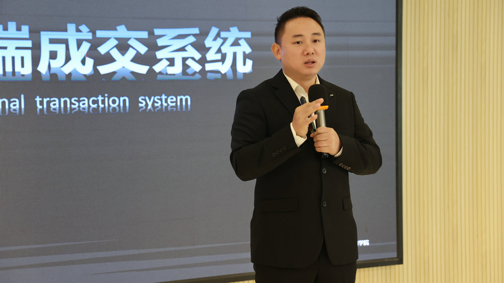 ▲其邦门窗商学院经理谷祥维先生讲解《品牌及产品核心优势》 ▲其邦门窗商学院经理谷祥维先生讲解《品牌及产品核心优势》