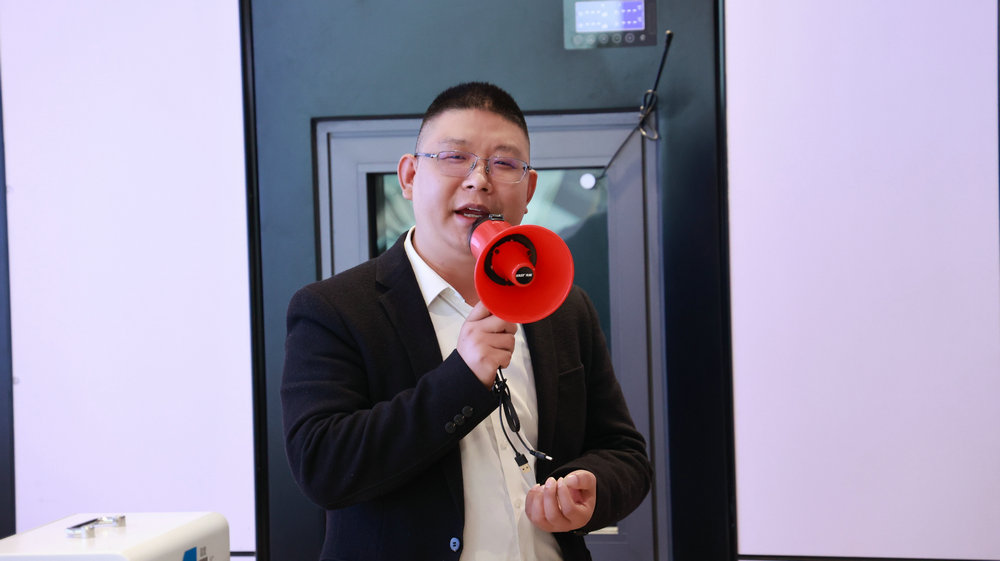 ▲其邦门窗运营总监贺占锋先生带领学员们在展厅实地学习产品知识