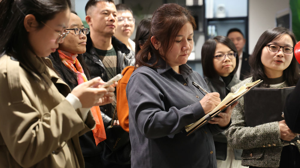 ▲其邦门窗运营总监贺占锋先生带领学员们在展厅实地学习产品知识 ▲其邦门窗运营总监贺占锋先生带领学员们在展厅实地学习产品知识